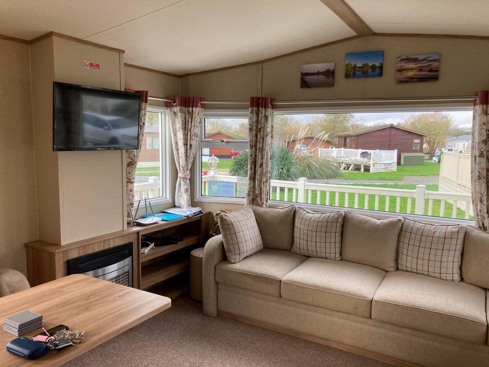 Lovely 6 Berth Caravan With Decking At Carlton Meres In Suffolk Ref 60058M Saxmundham Exterior photo