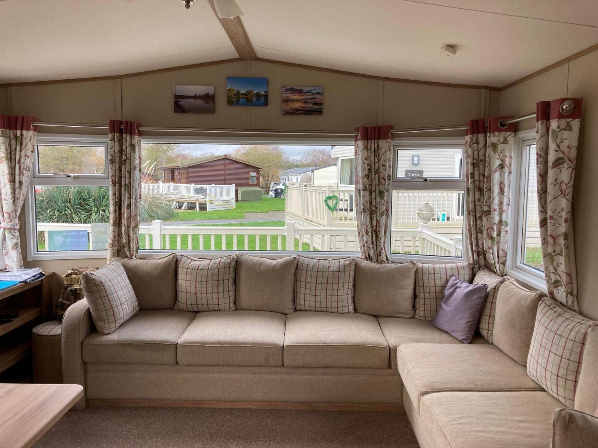 Lovely 6 Berth Caravan With Decking At Carlton Meres In Suffolk Ref 60058M Saxmundham Exterior photo