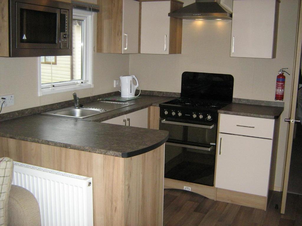 Lovely 6 Berth Caravan With Decking At Carlton Meres In Suffolk Ref 60058M Saxmundham Exterior photo