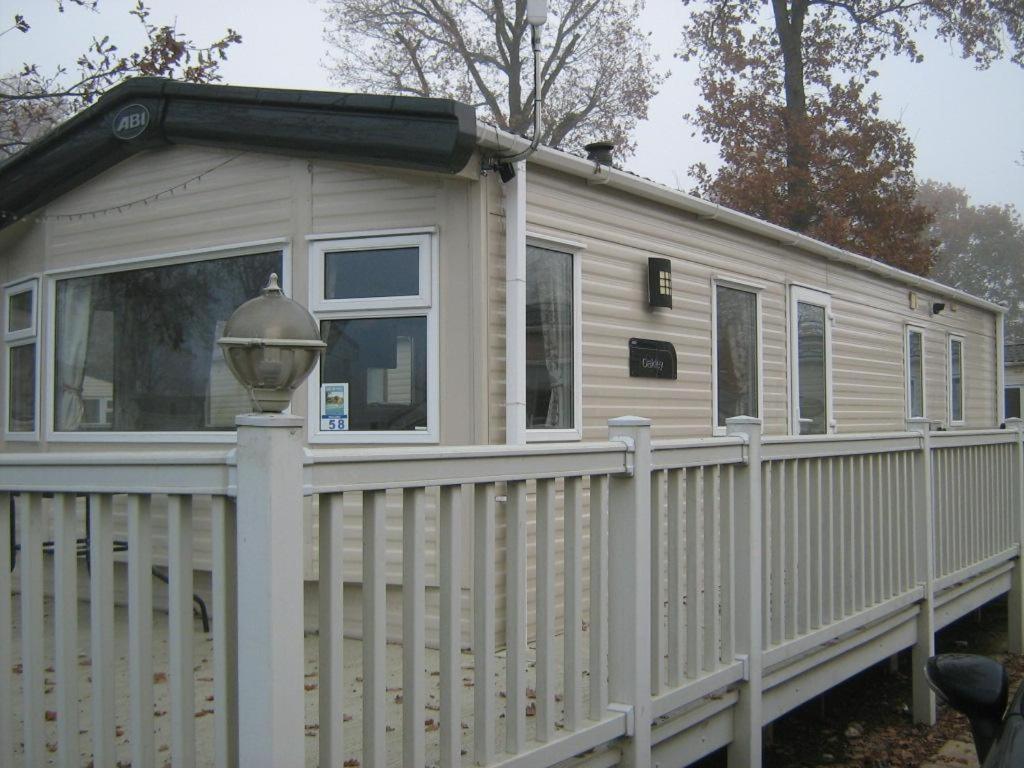Lovely 6 Berth Caravan With Decking At Carlton Meres In Suffolk Ref 60058M Saxmundham Exterior photo