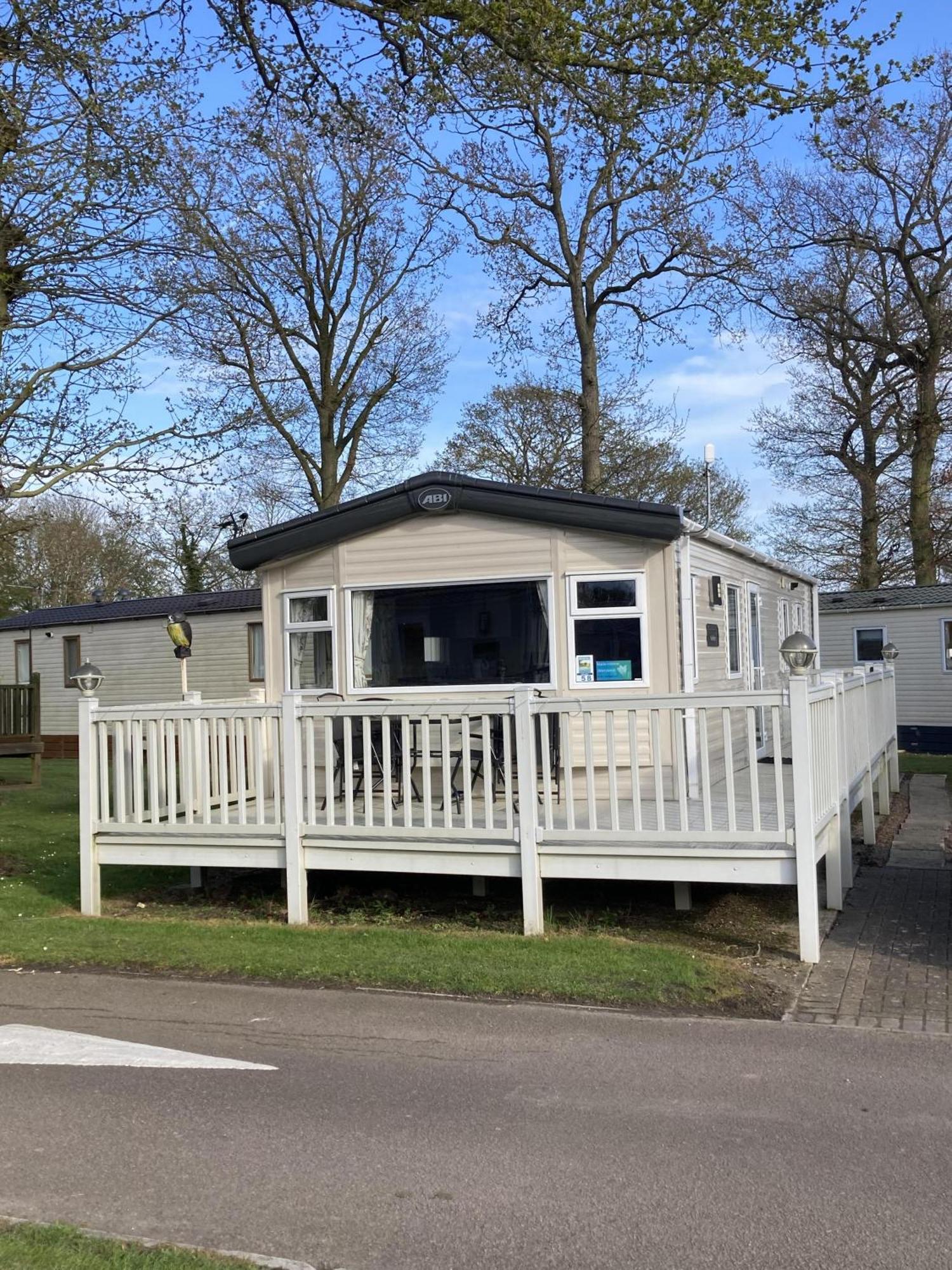 Lovely 6 Berth Caravan With Decking At Carlton Meres In Suffolk Ref 60058M Saxmundham Exterior photo