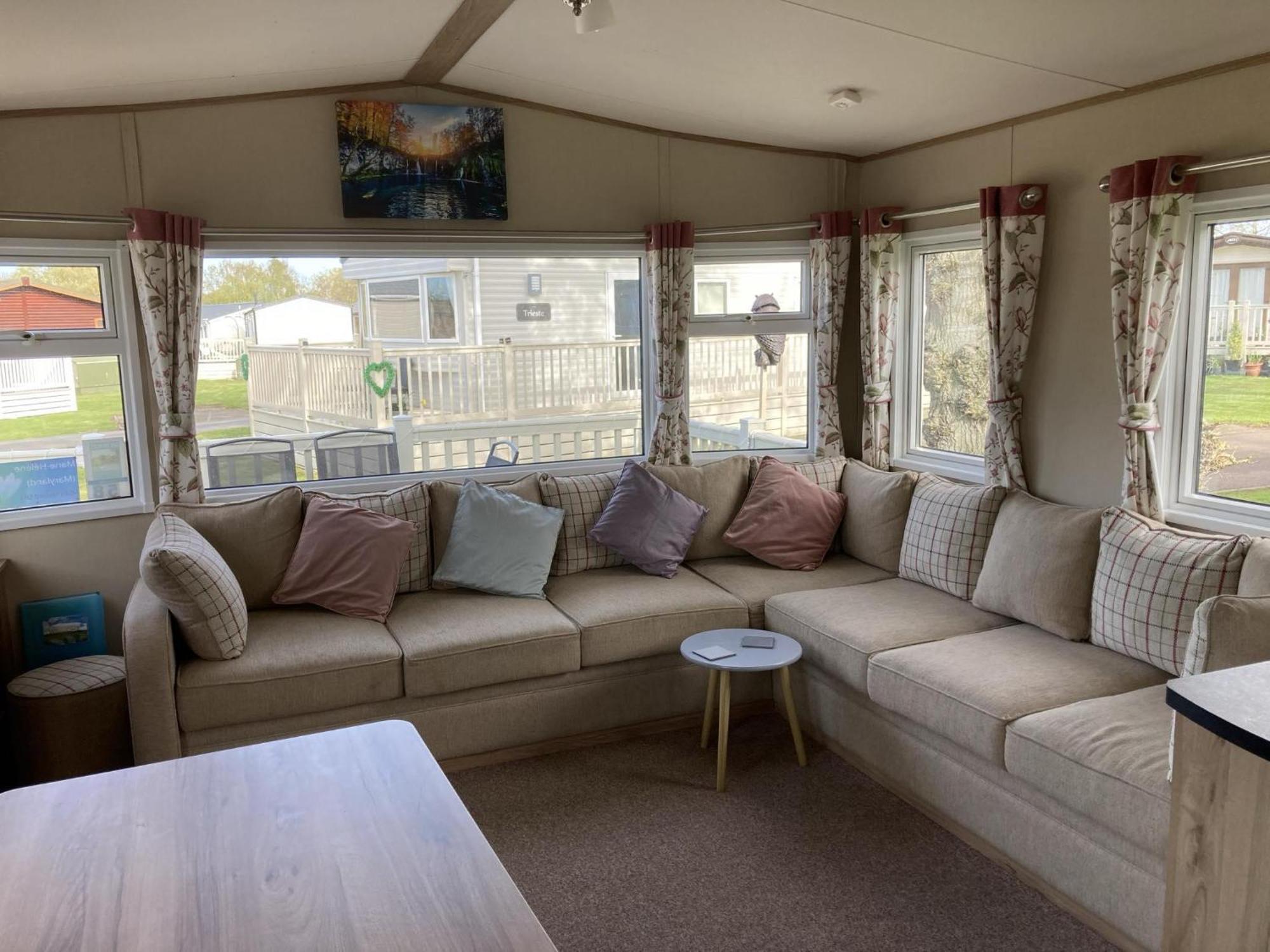Lovely 6 Berth Caravan With Decking At Carlton Meres In Suffolk Ref 60058M Saxmundham Exterior photo