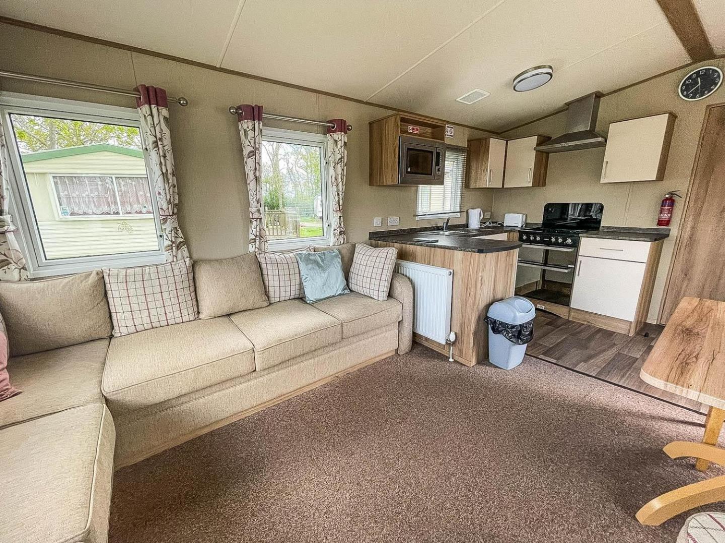 Lovely 6 Berth Caravan With Decking At Carlton Meres In Suffolk Ref 60058M Saxmundham Exterior photo