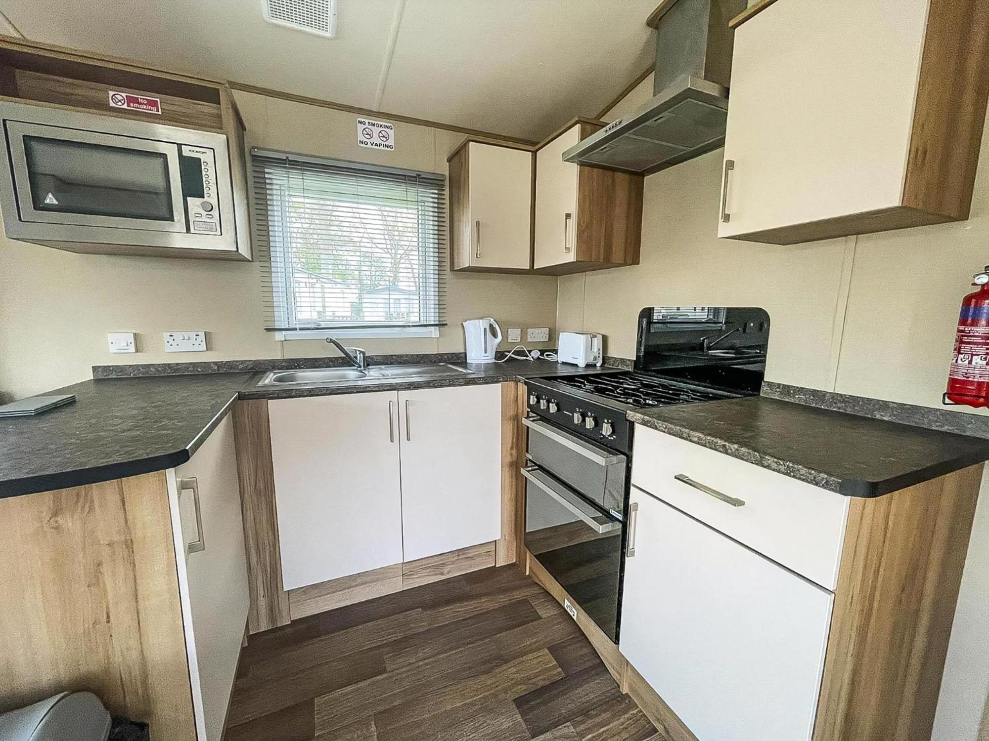 Lovely 6 Berth Caravan With Decking At Carlton Meres In Suffolk Ref 60058M Saxmundham Exterior photo