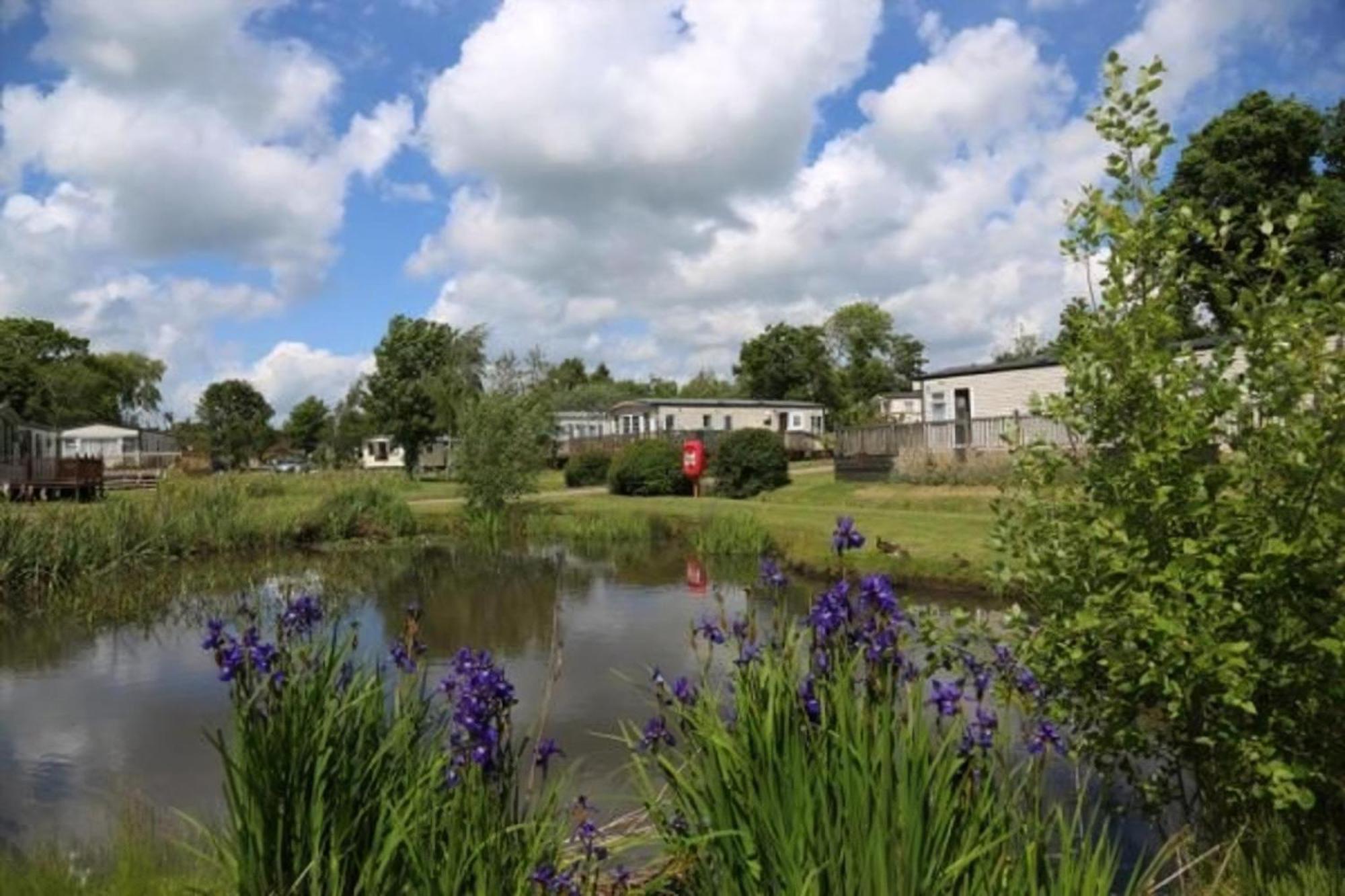 Lovely 6 Berth Caravan With Decking At Carlton Meres In Suffolk Ref 60058M Saxmundham Exterior photo