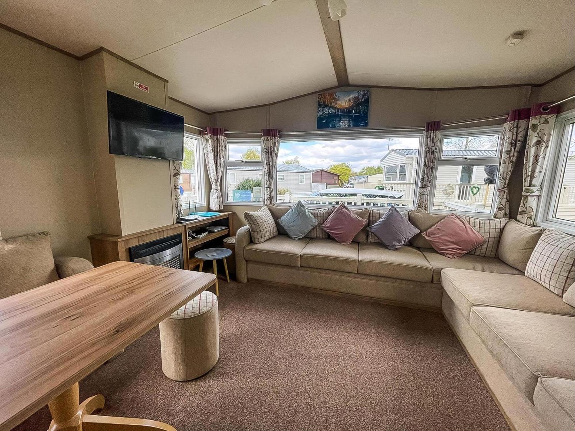 Lovely 6 Berth Caravan With Decking At Carlton Meres In Suffolk Ref 60058M Saxmundham Exterior photo