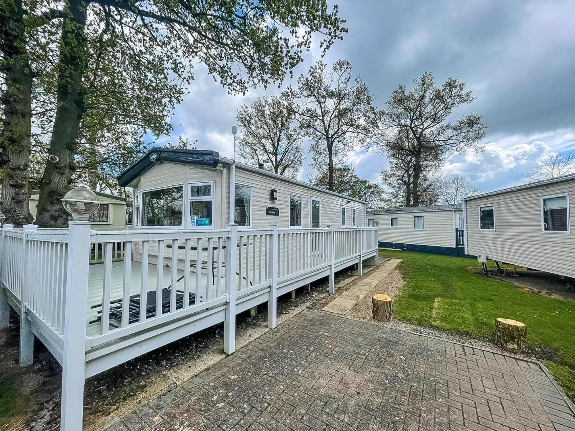 Lovely 6 Berth Caravan With Decking At Carlton Meres In Suffolk Ref 60058M Saxmundham Exterior photo